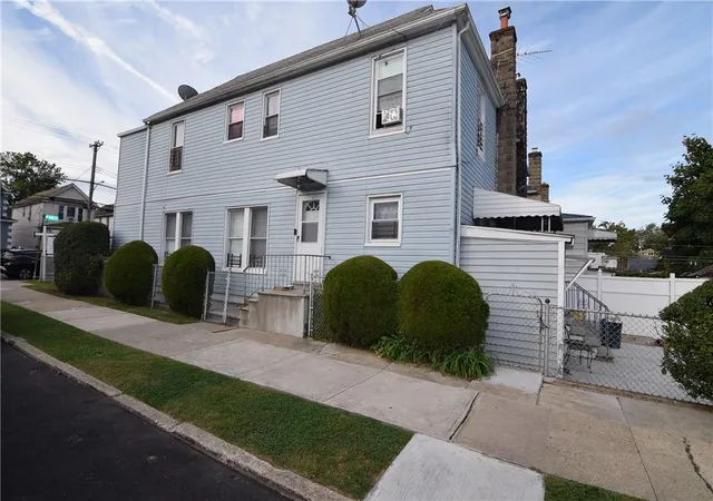 Photo 3 of Sale Pending at 999 E 241St St, Bronx, NY 10466 | MLS# H6328522 | Listing updated on 2025-09-18
