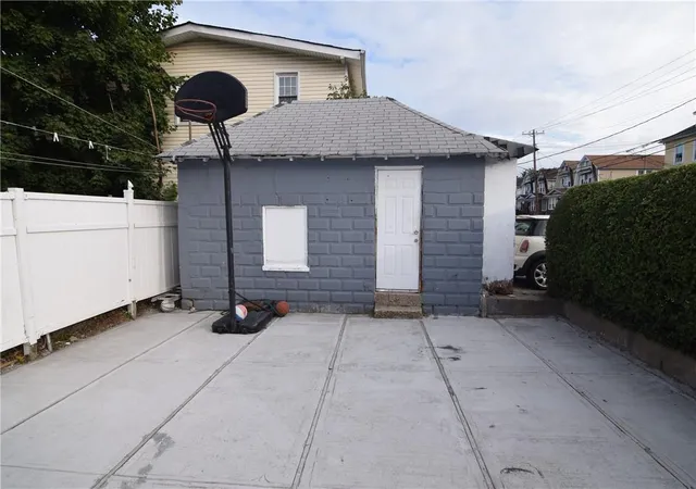 Photo 4 of Sale Pending at 999 E 241St St, Bronx, NY 10466 | MLS# H6328522 | Listing updated on 2025-09-18