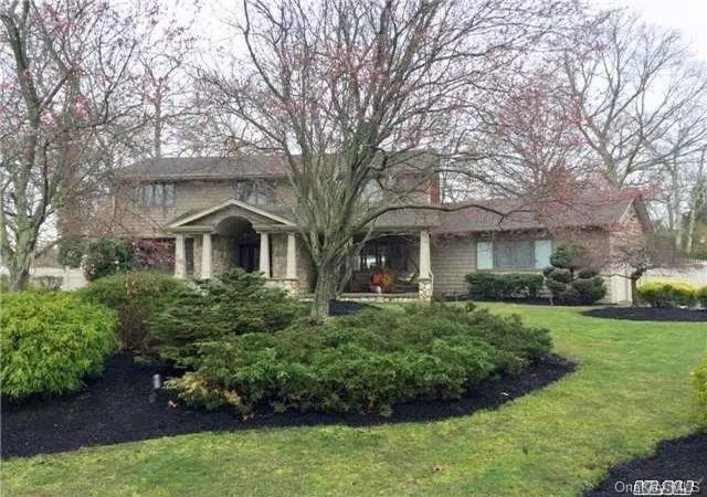 Single Family Residence at 33 Quail Run, East Islip, NY 11730 | MLS# L2843025 | | Sold on 2016-08-29