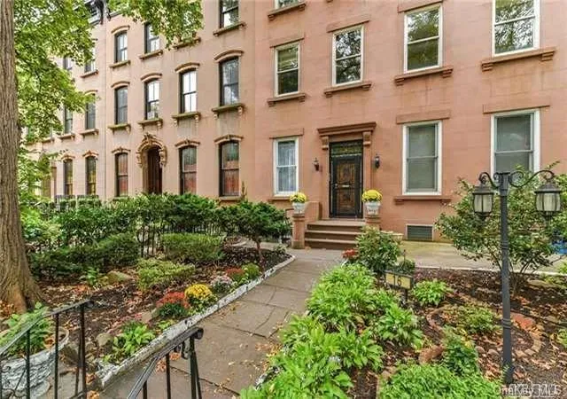 Triplex at 16 2Nd Pl, Brooklyn, NY 11231 | MLS# L2972929 | | Sold on 2018-05-18