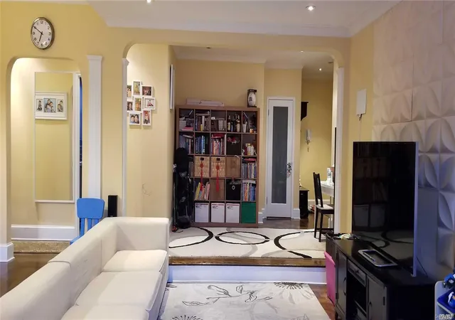 Stock Cooperative at 72-11 110Th St #5G, Forest Hills, NY 11375 | MLS# L3025856 | | Sold on 2018-09-13