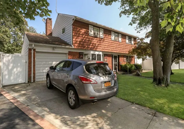 Single Family Residence at 623 Nimrod Ct, North Babylon, NY 11703 | MLS# L3064053 | | Sold on 2019-07-15
