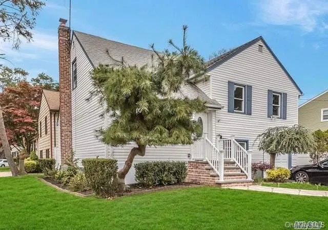 1st image of 882 Roosevelt St, West Hempstead, NY 11552 | MLS# L3065128