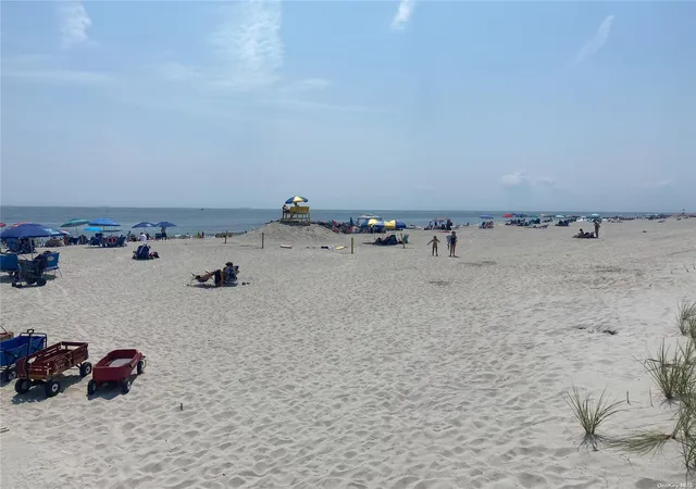 Photo 17 of Single family home for sale at 68 S Parkside Dr, Point Lookout, NY 11569 | MLS# L3350357 | Listing updated on 2025-11-19