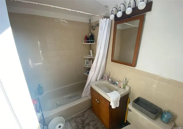 Photo 4 of Single family home for sale at 68 S Parkside Dr, Point Lookout, NY 11569 | MLS# L3350357 | Listing updated on 2025-11-19