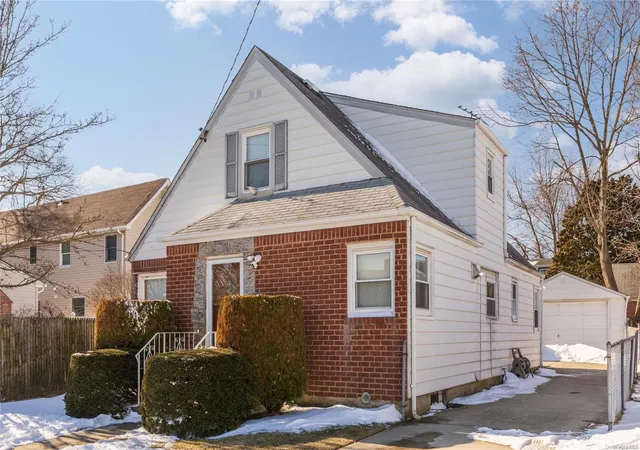 1st image of 521 S 12th St, North Hempstead, NY 11040 | MLS# L3373425