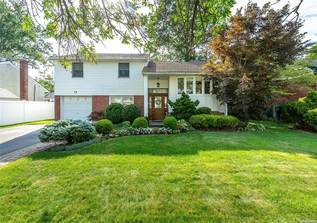Photo 1 of Sale Pending at 29 Roberta Ln, Syosset, NY 11791 | MLS# L3422732 | Listing updated on 2025-08-09