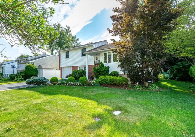 Photo 2 of Sale Pending at 29 Roberta Ln, Syosset, NY 11791 | MLS# L3422732 | Listing updated on 2025-08-09