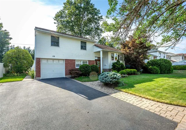 Photo 3 of Sale Pending at 29 Roberta Ln, Syosset, NY 11791 | MLS# L3422732 | Listing updated on 2025-08-09