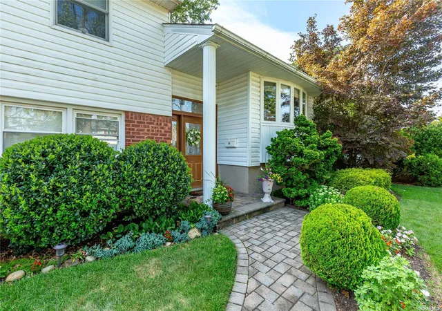 Photo 3 of Sale Pending at 29 Roberta Ln, Syosset, NY 11791 | MLS# L3422732 | Listing updated on 2025-08-09