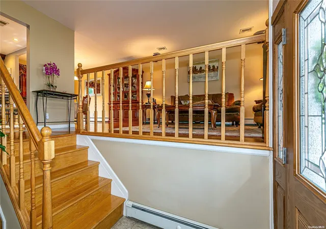 Photo 4 of Sale Pending at 29 Roberta Ln, Syosset, NY 11791 | MLS# L3422732 | Listing updated on 2025-08-09