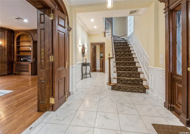 2nd image of 12 Hemlock Ct, Oyster Bay, NY 11771 | MLS# L3451475