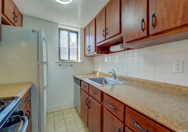 3rd image of 180-16 Wexford Ter, New York, NY 11432