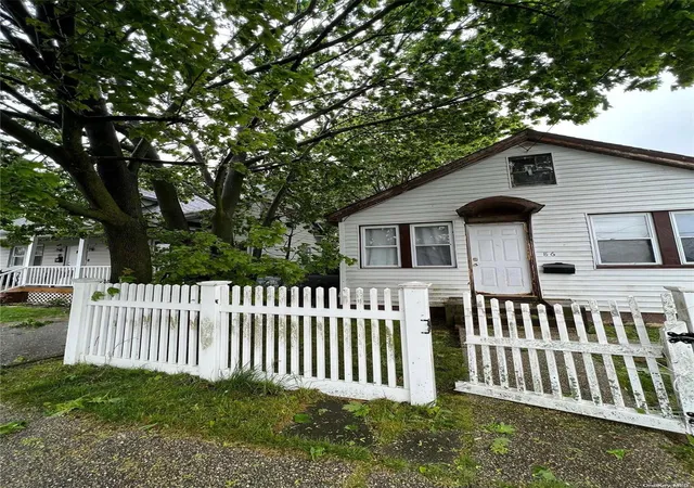 Photo 3 of Sale Pending at 86 Linden Ave, Hempstead, NY 11550 | MLS# L3475383 | Listing updated on 2024-12-11