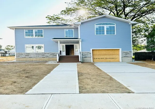 Photo 2 of Sale Pending at 96 N Columbus Ave, Freeport, NY 11520 | MLS# L3479951 | Listing updated on 2024-12-11
