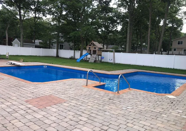 Photo 3 of Sale Pending at 52 W Woodside Ave, Patchogue, NY 11772 | MLS# L3485214 | Listing updated on 2024-12-11