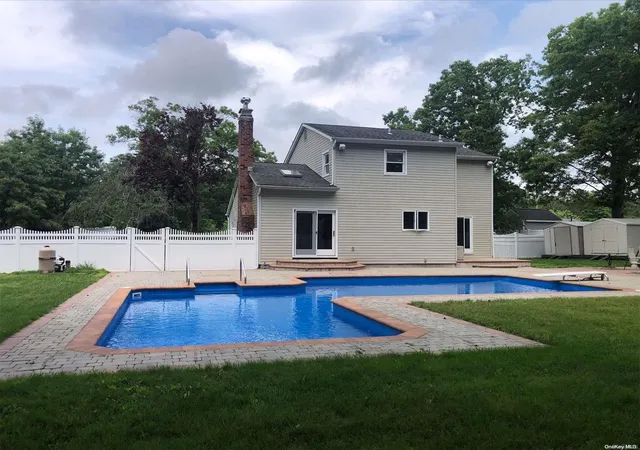 Photo 3 of Sale Pending at 52 W Woodside Ave, Patchogue, NY 11772 | MLS# L3485214 | Listing updated on 2024-12-11