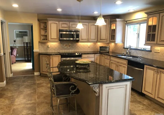 Photo 4 of Sale Pending at 52 W Woodside Ave, Patchogue, NY 11772 | MLS# L3485214 | Listing updated on 2024-12-11