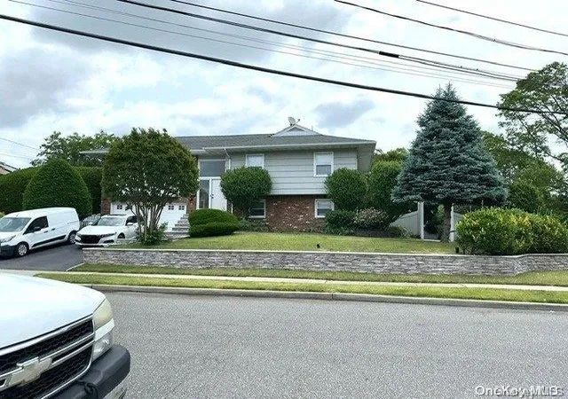 1st image of 746 Vivian Ct #1, Hempstead, NY 11510 | MLS# L3486728