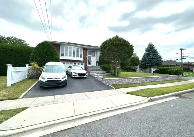 2nd image of 746 Vivian Ct #1, Hempstead, NY 11510 | MLS# L3486728