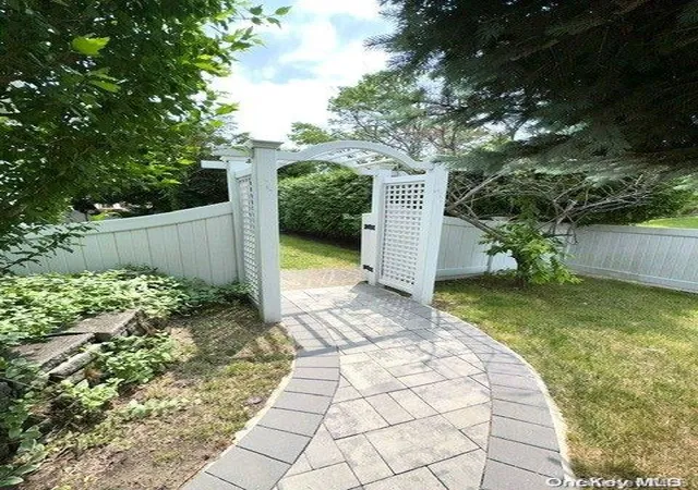 4th image of 746 Vivian Ct #1, Hempstead, NY 11510 | MLS# L3486728