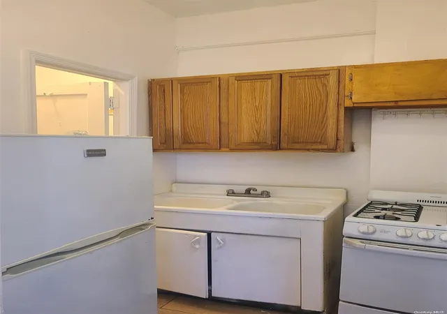 Photo 4 of Sale Pending at 385 Amboy St, Brooklyn, NY 11212 | MLS# L3492802 | Listing updated on 2024-12-04