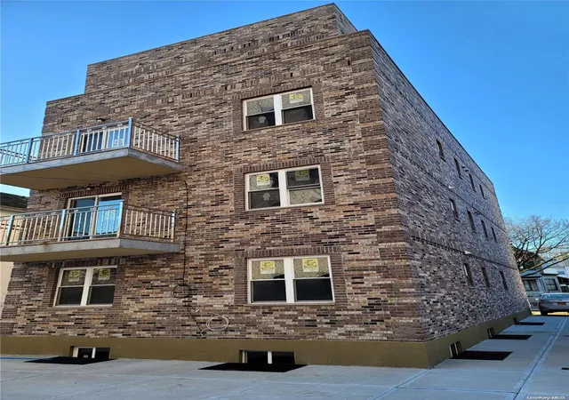 Photo 3 of Sale Pending at 121 Bay 26th St #2B, Brooklyn, NY 11214 | MLS# L3495020 | Listing updated on 2024-12-11