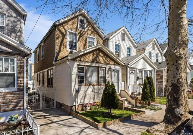 Photo 9 of Sale Pending at 127 15 102 Ave, South Richmond Hill, NY 11419 | MLS# L3495266 | Listing updated on 2024-12-12