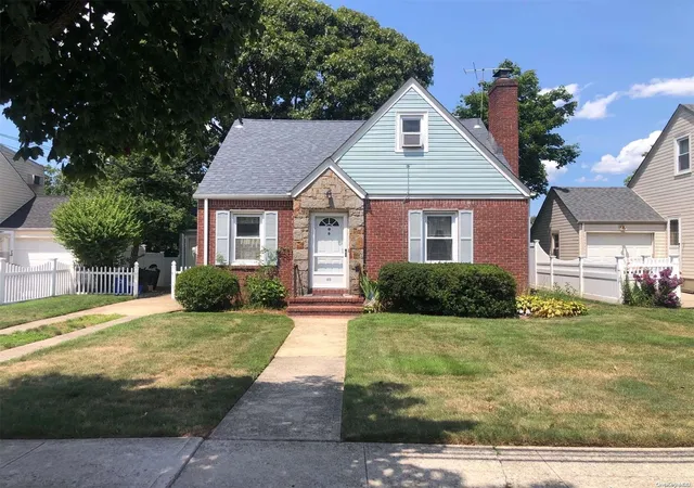 1st image of 815 Grand Terrace Ave, Hempstead, NY 11510 | MLS# L3495379