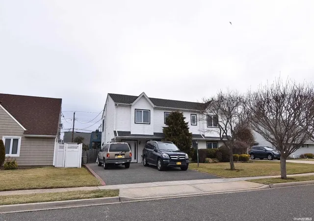 Photo 1 of Sale Pending at 86 Weaving Ln, Wantagh, NY 11793 | MLS# L3496644 | Listing updated on 2026-08-18