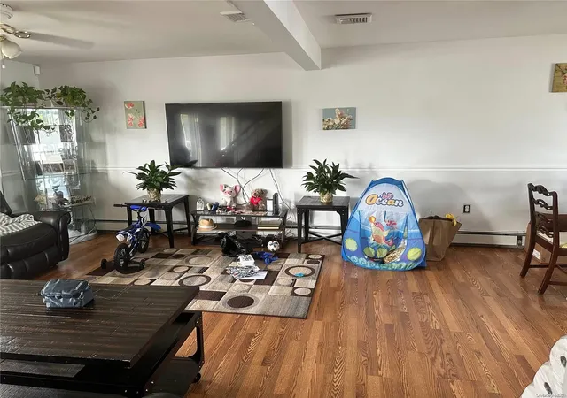 3rd image of 43 Crag Ln, Hempstead, NY 11756 | MLS# L3498571