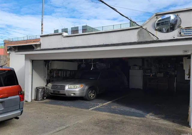 Photo 3 of Sale Pending at 34-33 9 St, Astoria, NY 11106 | MLS# L3507859 | Listing updated on 2024-12-04