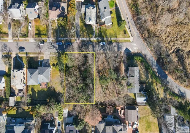 Photo 1 of Sale Pending at 340 Warwick Ave, Little Neck, NY 11363 | MLS# L3514676 | Listing updated on 2024-12-03