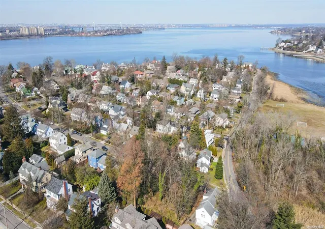 Photo 3 of Sale Pending at 340 Warwick Ave, Little Neck, NY 11363 | MLS# L3514676 | Listing updated on 2024-12-03