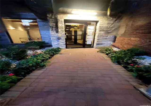 4th image of 8423 Manton St, New York, NY 11435