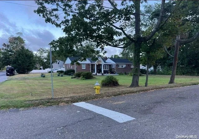 Photo 1 of Sale Pending at 38 Hilltop Ln, Wheatley Heights, NY 11798 | MLS# L3527046 | Listing updated on 2024-12-03