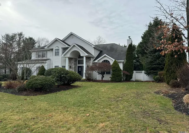 Homes for sale in Brookhaven, NY | 8 Park View Ln, Brookhaven, NY 11755 | MLS# L3527771