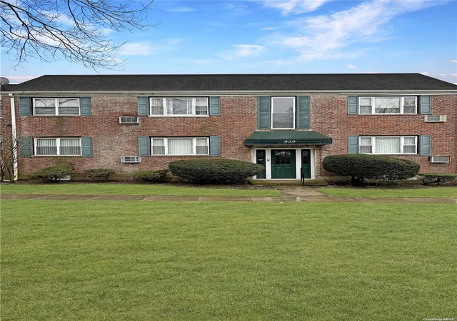1st image of 959 Fenwood Dr, Hempstead, NY 11550