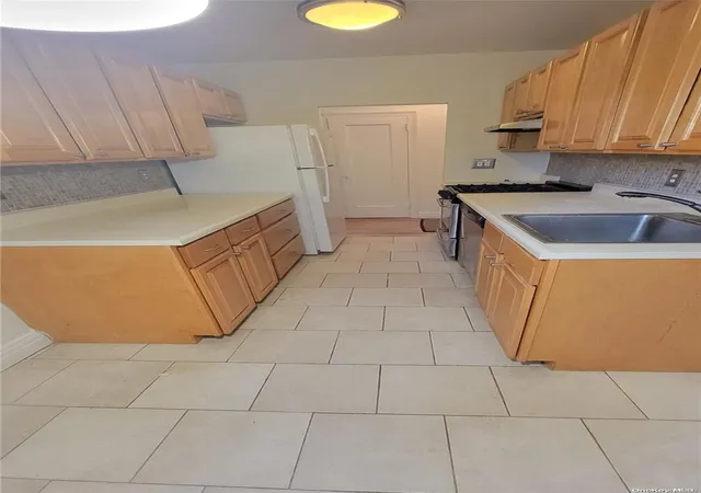 Photo 3 of Sale Pending at 3015 Hobart St #4F, Woodside, NY 11377 | MLS# L3528530 | Listing updated on 2024-12-03