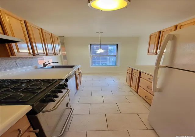 Photo 4 of Sale Pending at 3015 Hobart St #4F, Woodside, NY 11377 | MLS# L3528530 | Listing updated on 2024-12-03