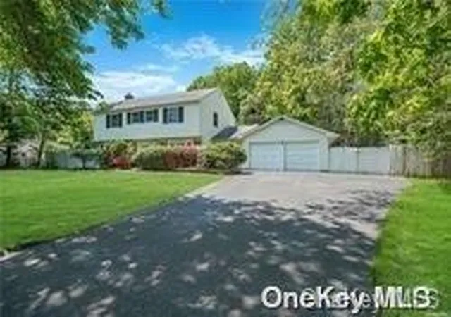 1st image of 16 Seabrook Ln, Stony Brook, NY 11790 | MLS# L3533313