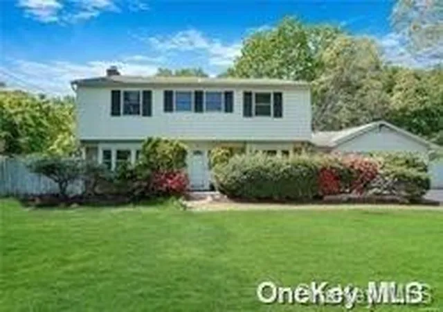 2nd image of 16 Seabrook Ln, Stony Brook, NY 11790 | MLS# L3533313