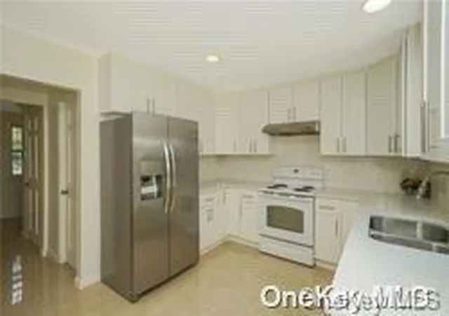4th image of 16 Seabrook Ln, Stony Brook, NY 11790 | MLS# L3533313