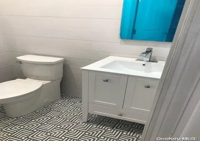 Photo 3 of Sale Pending at 3 Williams Ct, Far Rockaway, NY 11691 | MLS# L3533381 | Listing updated on 2024-12-03