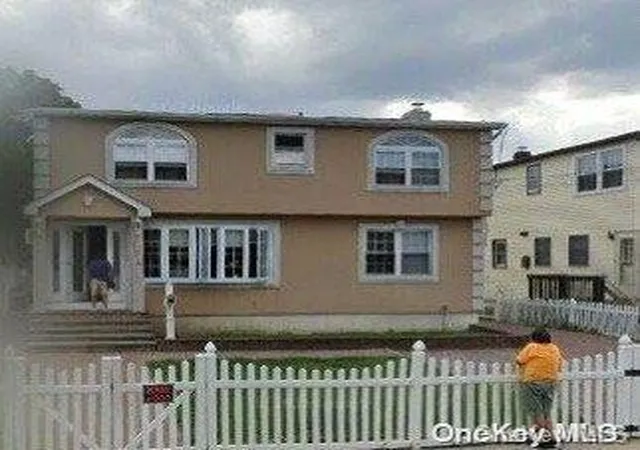 1st image of 174 Babylon, Hempstead, NY 11566 | MLS# L3534597
