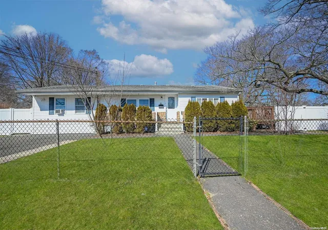 1st image of 39 E Walnut St, Islip, NY 11722 | MLS# L3535179
