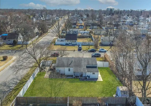 28th image of 39 E Walnut St, Islip, NY 11722 | MLS# L3535179