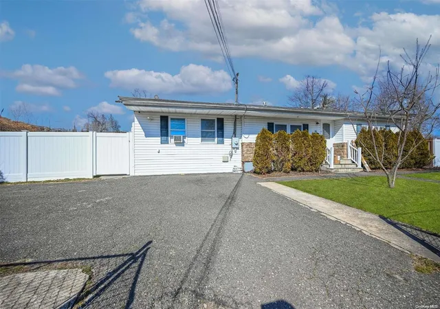 2nd image of 39 E Walnut St, Islip, NY 11722 | MLS# L3535179