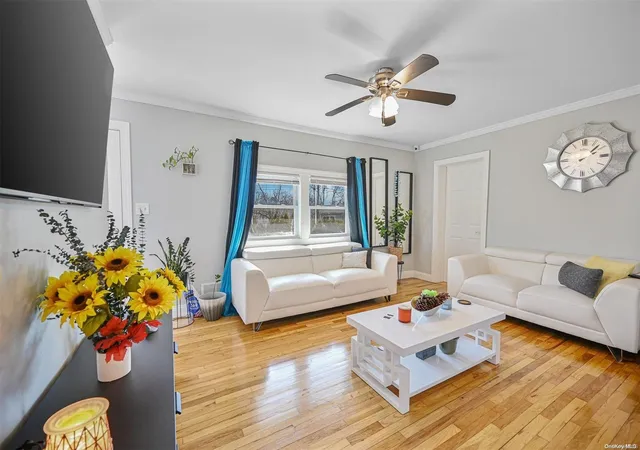 3rd image of 39 E Walnut St, Islip, NY 11722 | MLS# L3535179