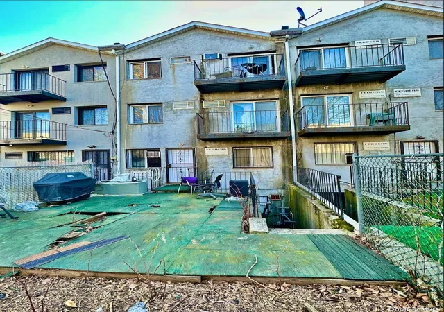 Photo 4 of Sale Pending at 12 Columbus Pl, Brooklyn, NY 11233 | MLS# L3538448 | Listing updated on 2024-12-04